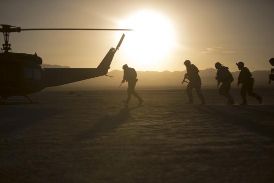 Soldats se dirigeant vers un hélicoptère au sol